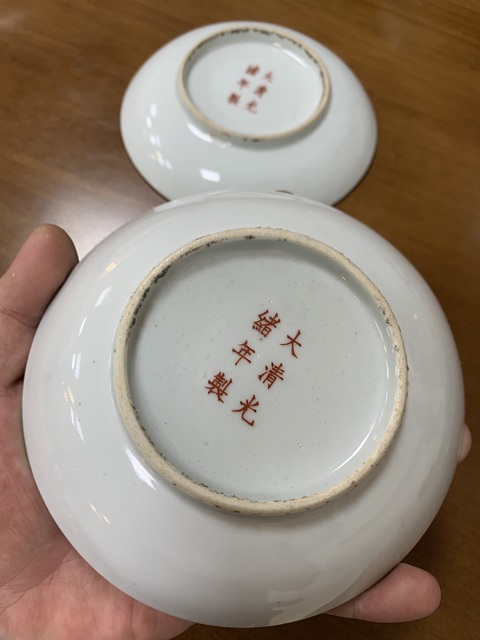 古玩陶瓷礬紅三多紋盤真品鑒賞圖