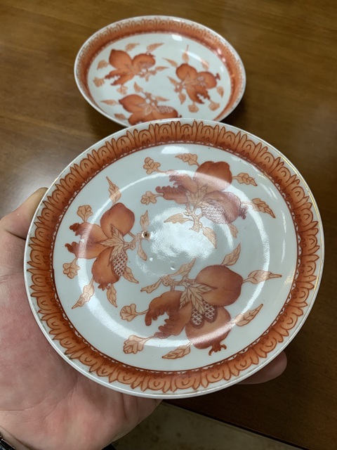 古玩陶瓷礬紅三多紋盤真品鑒賞圖