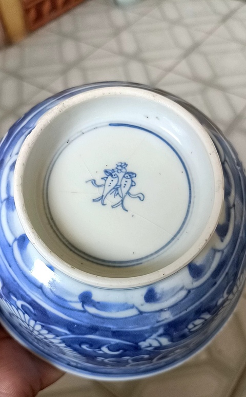 古玩陶瓷雙藍圈雙魚紋款青花留白菊花碗真品鑒賞圖