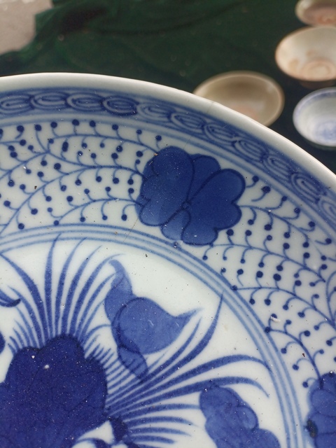 古玩陶瓷一束蓮青花盤真品鑒賞圖