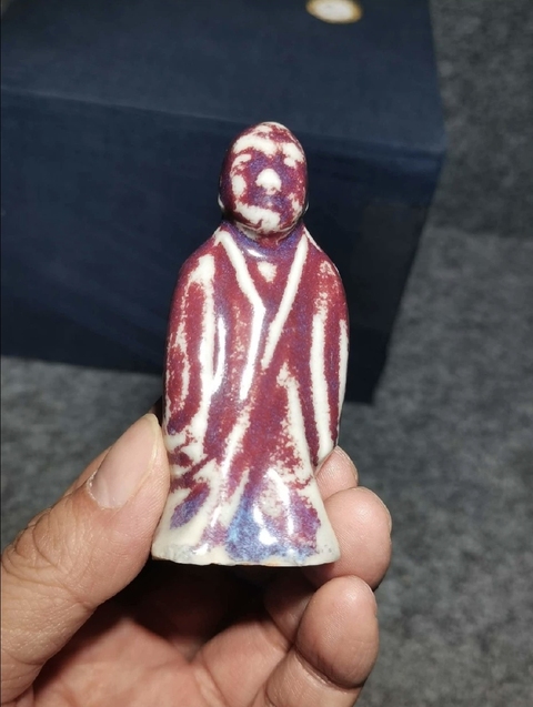 古玩陶瓷窯變紅釉人物塑像真品鑒賞圖