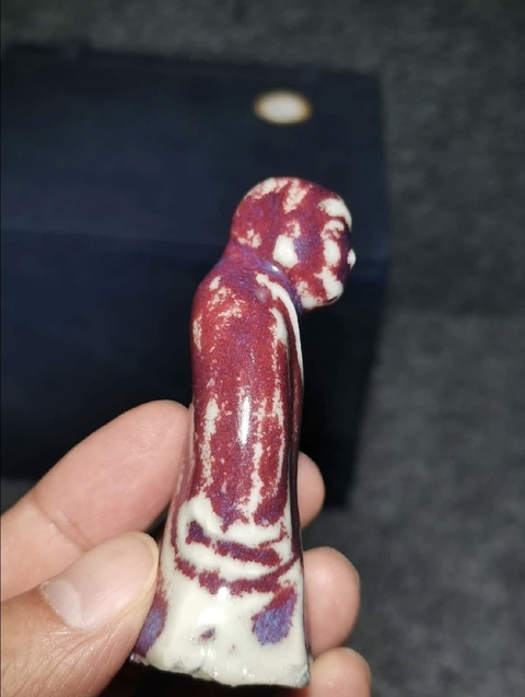 古玩陶瓷窯變紅釉人物塑像真品鑒賞圖