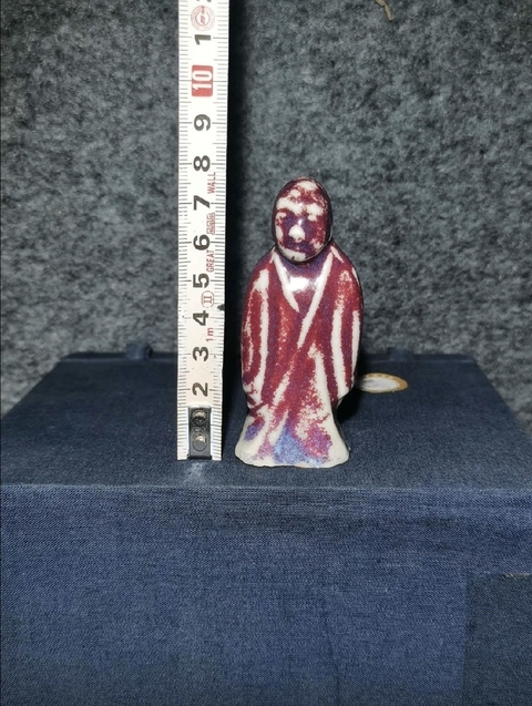 古玩陶瓷窯變紅釉人物塑像真品鑒賞圖