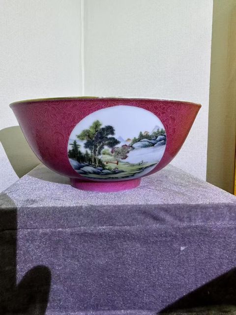 古玩陶瓷胭脂紅壓道開窗山水紋碗真品鑒賞圖