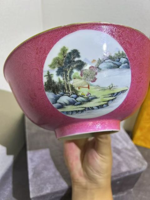 古玩陶瓷胭脂紅壓道開窗山水紋碗真品鑒賞圖