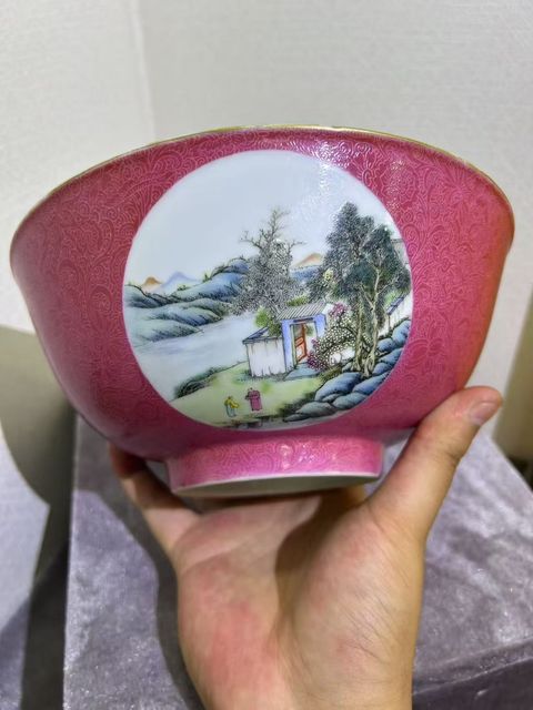 古玩陶瓷胭脂紅壓道開窗山水紋碗真品鑒賞圖