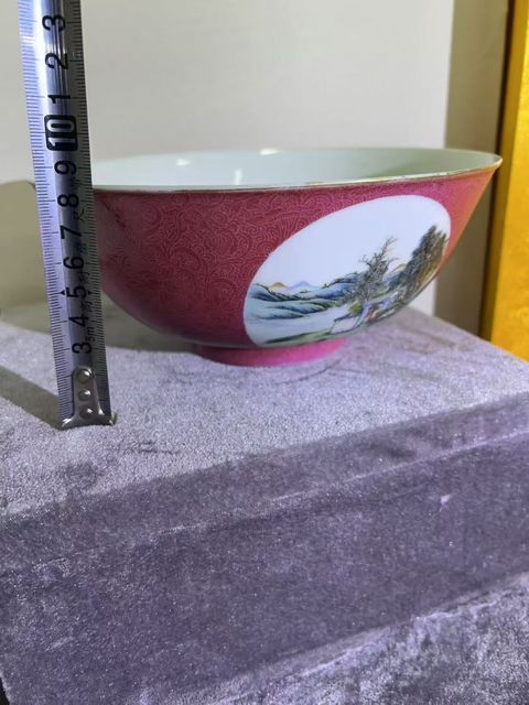 古玩陶瓷胭脂紅壓道開窗山水紋碗真品鑒賞圖