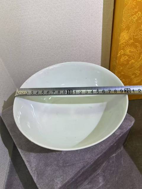 古玩陶瓷胭脂紅壓道開窗山水紋碗真品鑒賞圖