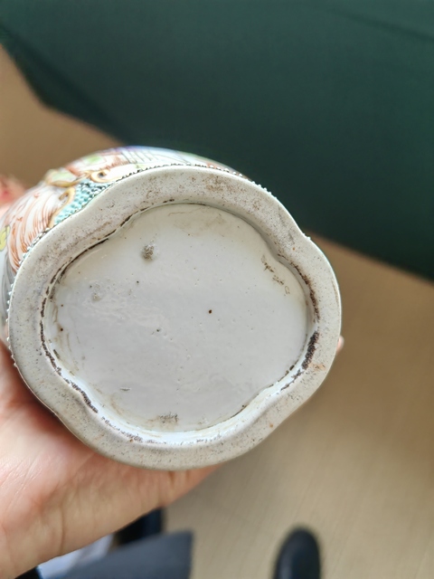 古玩陶瓷人物紋廣彩瓶真品鑒賞圖