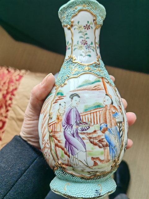 古玩陶瓷人物紋廣彩瓶真品鑒賞圖
