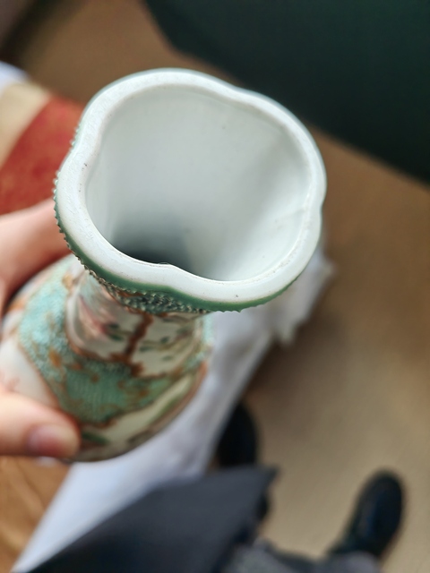 古玩陶瓷人物紋廣彩瓶真品鑒賞圖