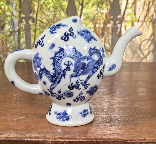古玩陶瓷清代龍紋青花桃型倒流壺拍賣,當(dāng)前價格8800元