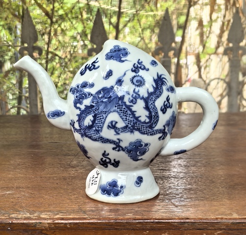 古玩陶瓷清代龍紋青花桃型倒流壺拍賣,當(dāng)前價格8800元