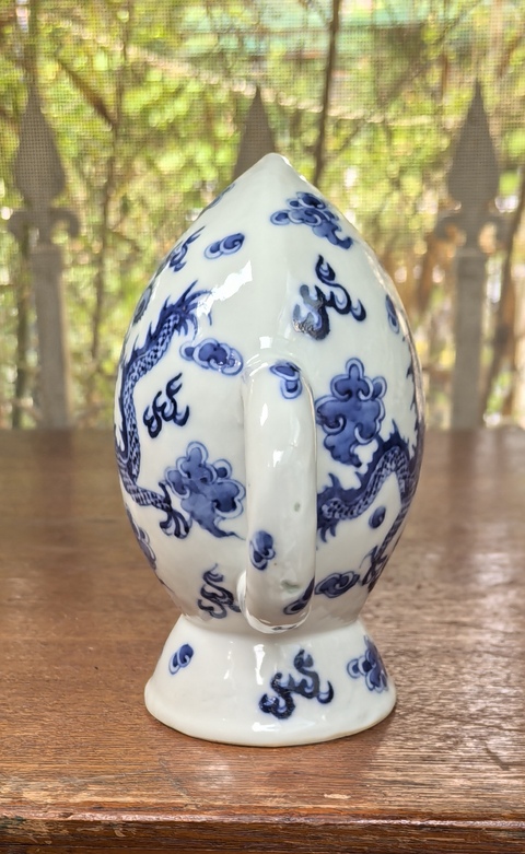 古玩陶瓷清代龍紋青花桃型倒流壺拍賣,當(dāng)前價格8800元