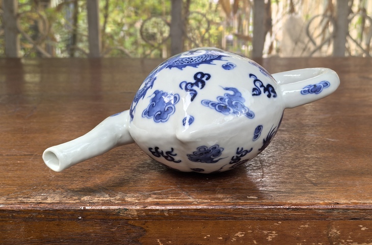 古玩陶瓷清代龍紋青花桃型倒流壺拍賣,當(dāng)前價格8800元