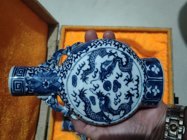 古玩陶瓷龍紋青花抱月瓶真品鑒賞圖