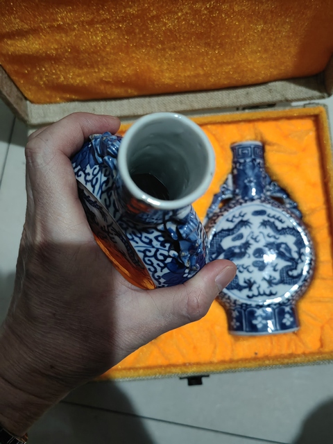 古玩陶瓷龍紋青花抱月瓶真品鑒賞圖