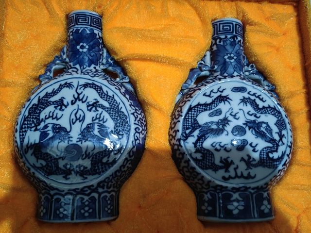 古玩陶瓷龍紋青花抱月瓶真品鑒賞圖