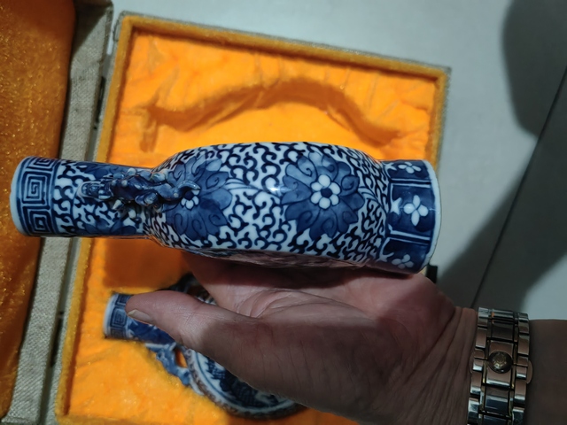 古玩陶瓷龍紋青花抱月瓶真品鑒賞圖