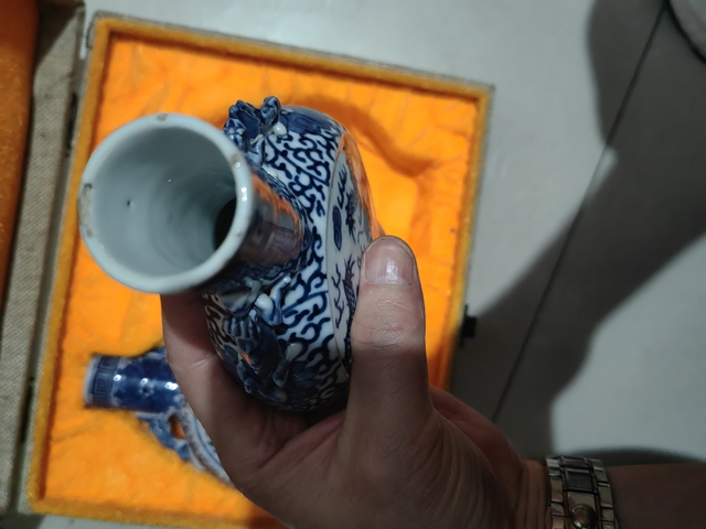 古玩陶瓷龍紋青花抱月瓶真品鑒賞圖