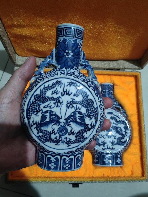 古玩陶瓷龍紋青花抱月瓶真品鑒賞圖