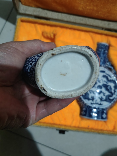 古玩陶瓷龍紋青花抱月瓶真品鑒賞圖