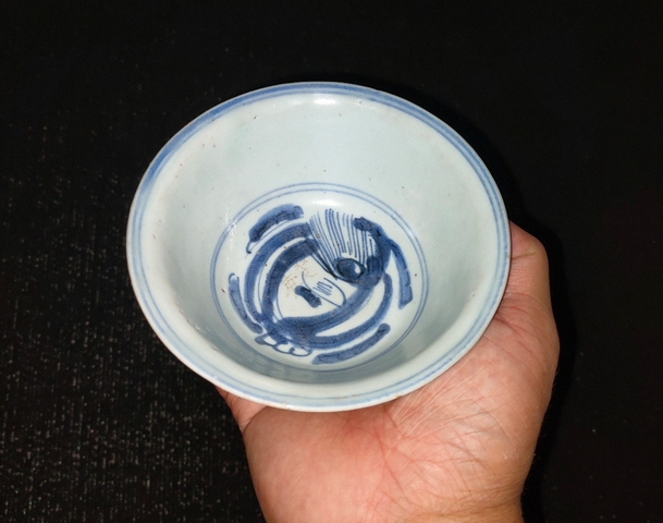 古玩陶瓷摩羯龍紋青花小碗真品鑒賞圖