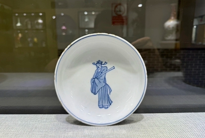 古玩陶瓷青花盤真品鑒賞圖