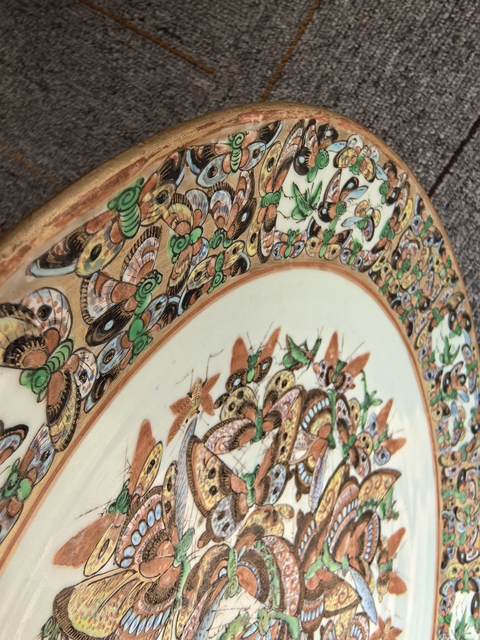 古玩陶瓷蝶紋廣彩盤真品鑒賞圖