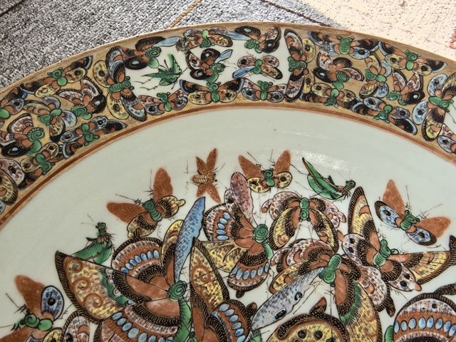 古玩陶瓷蝶紋廣彩盤真品鑒賞圖