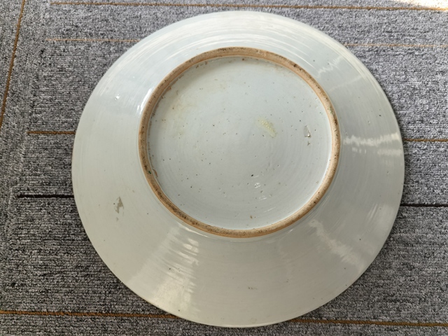 古玩陶瓷蝶紋廣彩盤真品鑒賞圖