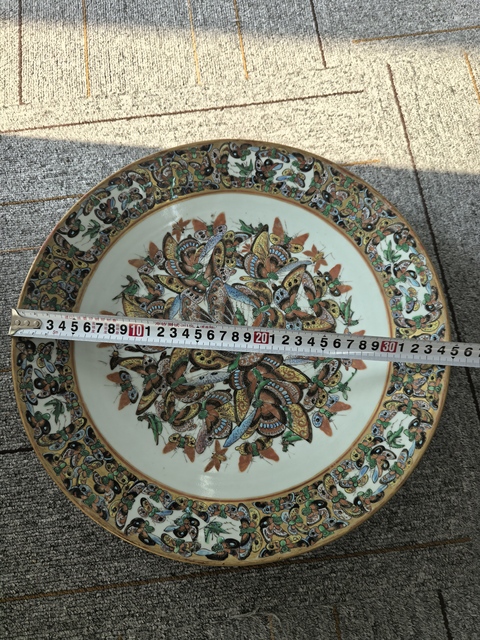 古玩陶瓷蝶紋廣彩盤真品鑒賞圖