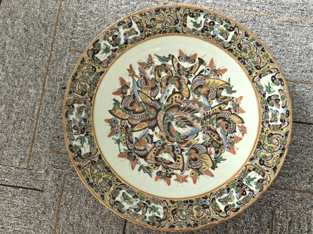 古玩陶瓷蝶紋廣彩盤真品鑒賞圖
