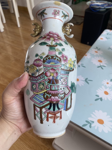古玩陶瓷粉彩博古花卉紋雙耳瓶真品鑒賞圖