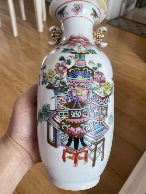 古玩陶瓷粉彩博古花卉紋雙耳瓶真品鑒賞圖