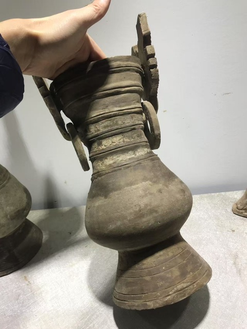 古玩陶瓷秦·銜環陶尊一對真品鑒賞圖