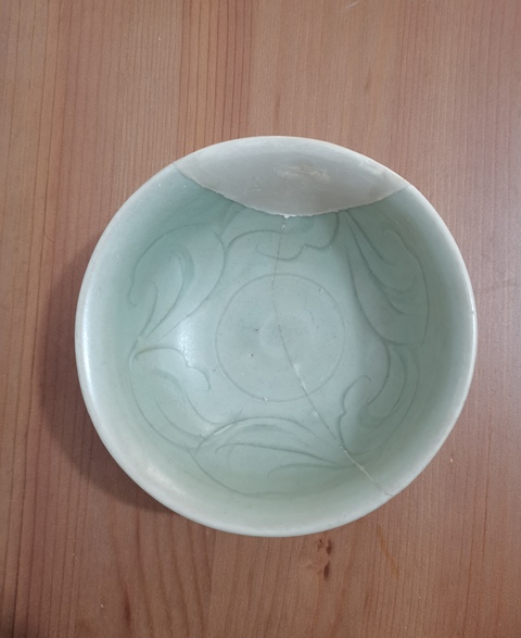 古玩陶瓷龍泉青瓷刻花碗拍賣,當前價格0元