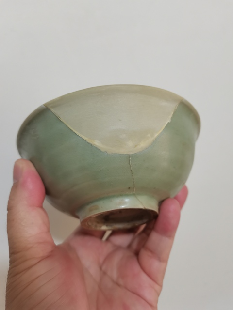 古玩陶瓷龍泉青瓷刻花碗拍賣,當前價格0元