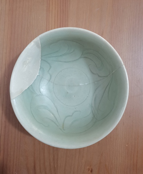 古玩陶瓷龍泉青瓷刻花碗拍賣,當前價格0元