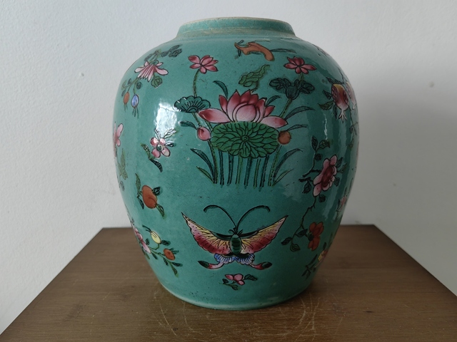古玩陶瓷花蝶紋粉彩罐真品鑒賞圖