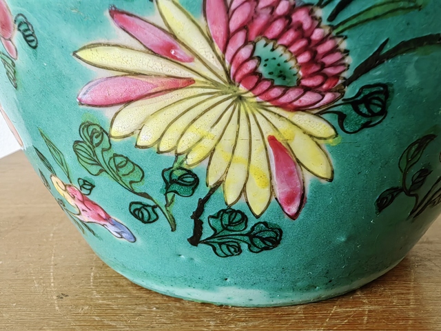 古玩陶瓷花蝶紋粉彩罐真品鑒賞圖