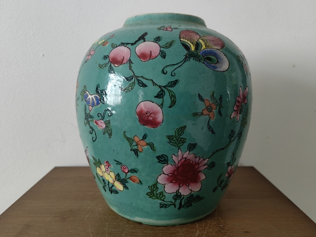 古玩陶瓷花蝶紋粉彩罐真品鑒賞圖