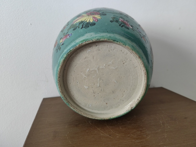 古玩陶瓷花蝶紋粉彩罐真品鑒賞圖