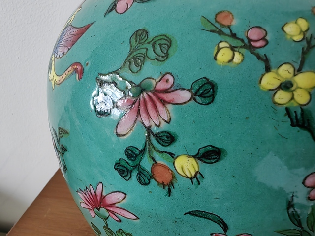 古玩陶瓷花蝶紋粉彩罐真品鑒賞圖