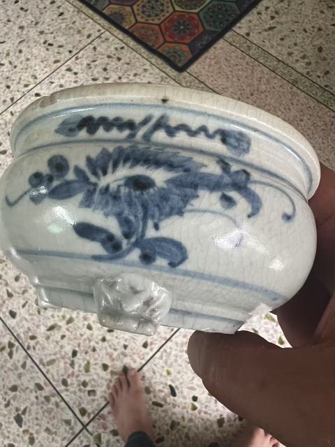 古玩陶瓷青花花卉紋三獸足爐真品鑒賞圖