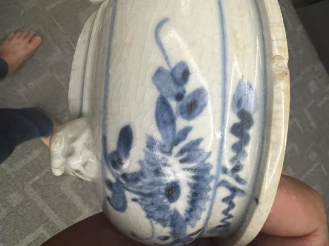 古玩陶瓷青花花卉紋三獸足爐真品鑒賞圖