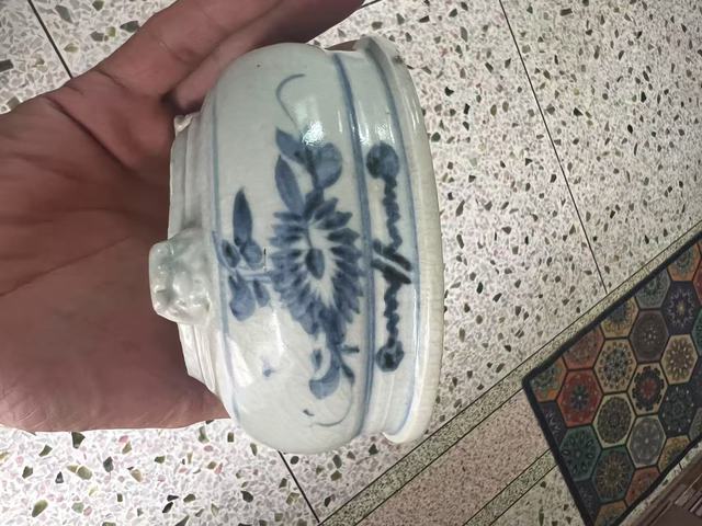 古玩陶瓷青花花卉紋三獸足爐真品鑒賞圖