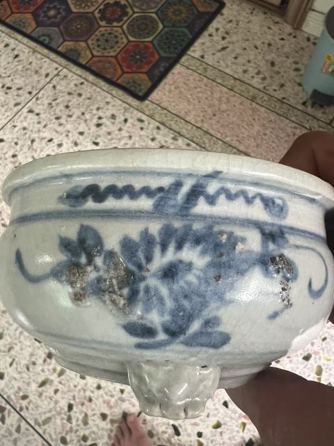 古玩陶瓷青花花卉紋三獸足爐真品鑒賞圖