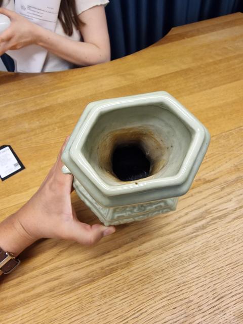 古玩陶瓷民國青釉模印夔龍紋六方雙耳瓶真品鑒賞圖
