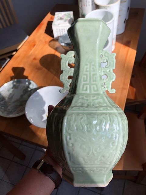 古玩陶瓷民國青釉模印夔龍紋六方雙耳瓶真品鑒賞圖